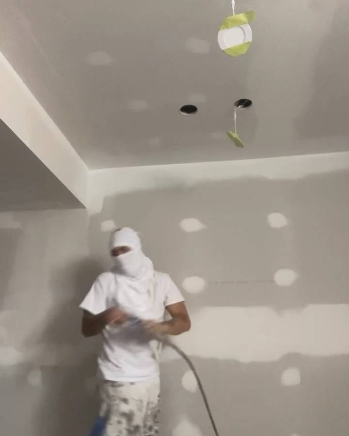 New-build ceiling, spray-finished